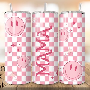 K&ouml;nnte beinhalten: Drei rosafarbene und wei&szlig;e karierte Edelstahlbecher mit rosafarbenen Smiley-Gesichtern und rosafarbenen Sternen. Der mittlere Becher hat das Wort "MAMA" vertikal in rosa geschrieben.