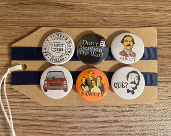 Fawlty Towers - Día del Padre, Regalo de Cumpleaños, Televisión Británica, Basil, Manuel, Comedia, Comedia de Situación, Británica, No Mencionen la Guerra - Juego de Insignias y Botones