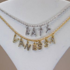 Collar de nombre dorado Cz personalizado, nombre de plata personalizado, collar de letras diminutas, collar de nombre delicado, collar de letras e, regalo especial para ella