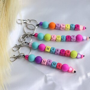 Peronalizar llavero de cuentas de arco iris, llavero de nombre colorido, llavero divertido del maestro, regalo de fiesta favor para niñas, linda identificación de mochila, regalo de nieta