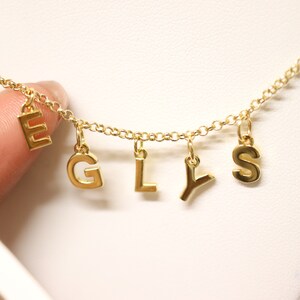 Collar de nombre personalizado bañado en oro 14K, nombre personalizado, collar de letras diminutas, collar de nombre delicado, collar de letra e, regalo especial para ella