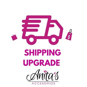 Pu&ograve; includere: Grafica rosa di un camion di consegna con una borsa della spesa e un'etichetta di prezzo. Il testo recita "Shipping Upgrade" e "Anita's Accesorios".