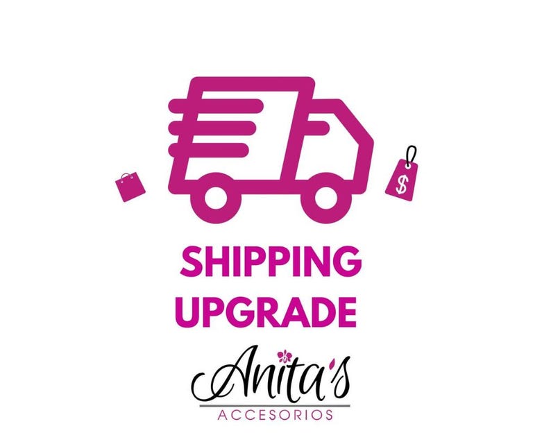Pu&ograve; includere: Grafica rosa di un camion di consegna con una borsa della spesa e un'etichetta di prezzo. Il testo recita "Shipping Upgrade" e "Anita's Accesorios".
