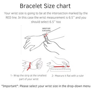 Puede incluir: Un diagrama que muestra c&oacute;mo medir la mu&ntilde;eca para un brazalete. La ilustraci&oacute;n muestra una mano con una cinta m&eacute;trica envuelta alrededor de la mu&ntilde;eca. El texto dice "WRIST SIZE 6.50 inches". Las instrucciones dicen que envuelva la tira en la parte m&aacute;s peque&ntilde;a de su mu&ntilde;eca y luego la mida plana con una regla. El texto tambi&eacute;n dice "*Importante*: Por favor, seleccione el tama&ntilde;o de su mu&ntilde;eca en el men&uacute; desplegable."