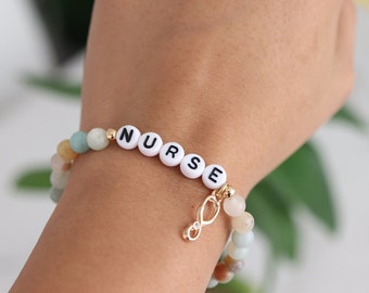 Bracciale Per Infermiera In Pietra Naturale Con Ciondoli A Tema Medico - Cuore, Siringa, Stetoscopio - Regalo Apprezzamento