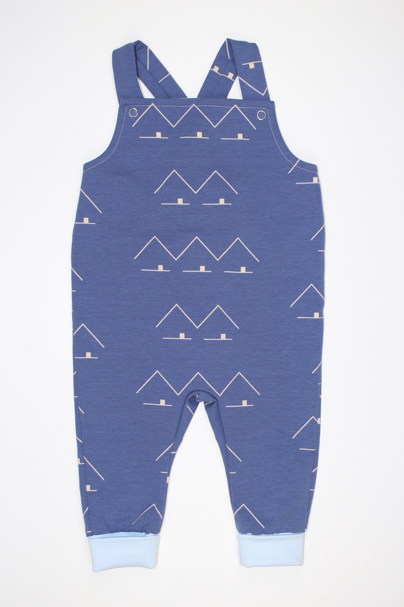 Sofortkauf, Latzhose Olofstorp, French Terry Latzhose mit kleinen graphischen Bergen, blaue Latzhose, smalandkids image 1