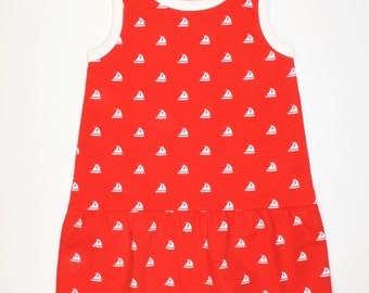 Sofortkauf Kleid "Kaitum" mit Segelschiffchen, rotes luftiges Sommerkleid, Rotes Kleid mit weißen Schiffchen, smalandkids, smalandslängtan