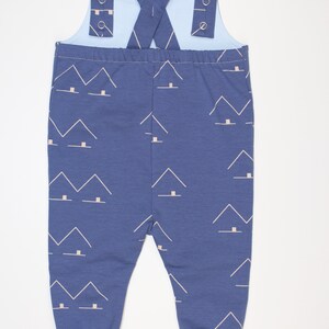 Sofortkauf, Latzhose Olofstorp, French Terry Latzhose mit kleinen graphischen Bergen, blaue Latzhose, smalandkids image 3