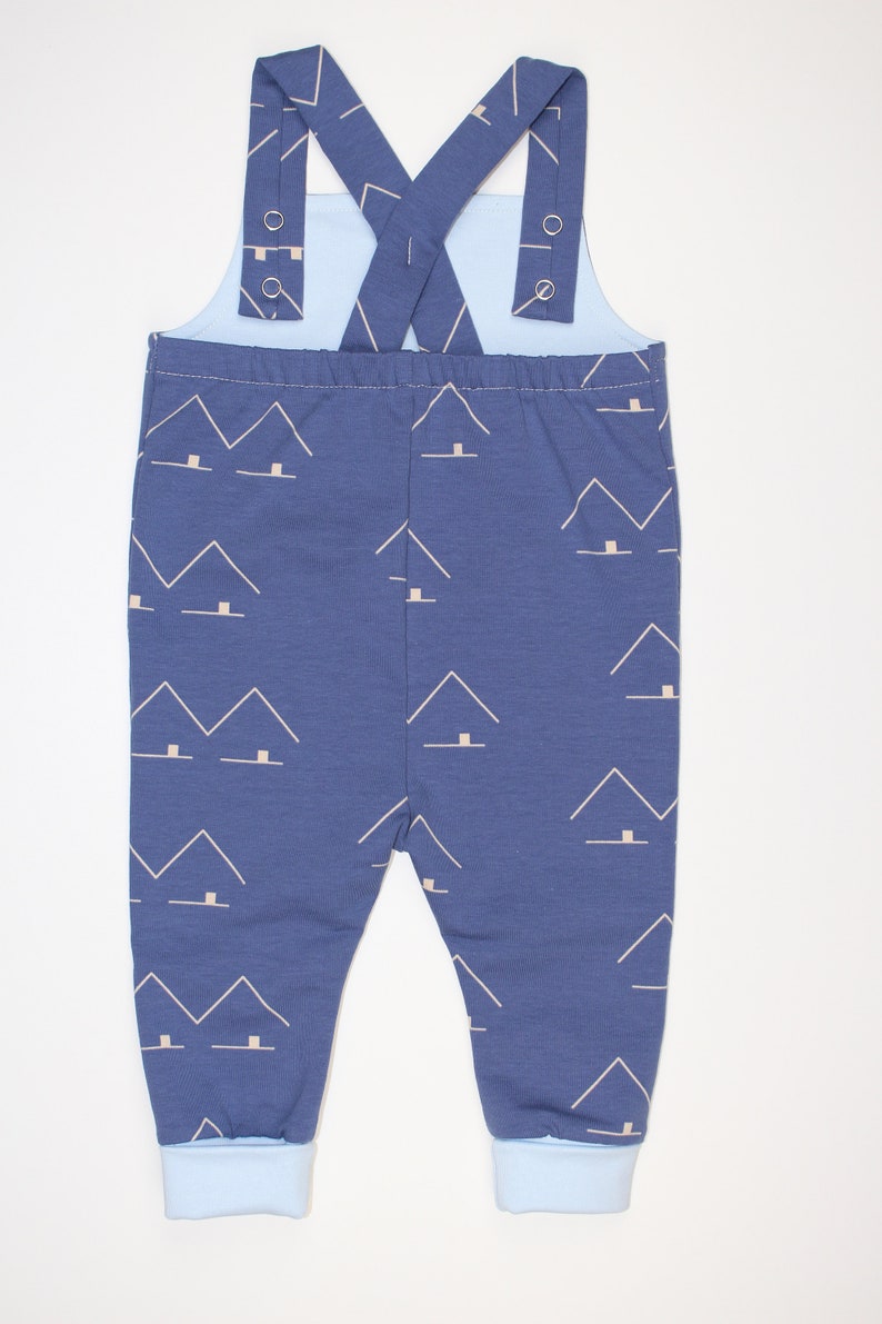 Sofortkauf, Latzhose Olofstorp, French Terry Latzhose mit kleinen graphischen Bergen, blaue Latzhose, smalandkids image 3