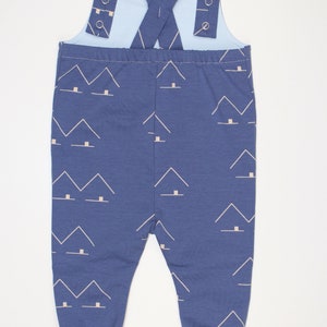 Sofortkauf, Latzhose Olofstorp, French Terry Latzhose mit kleinen graphischen Bergen, blaue Latzhose, smalandkids image 2