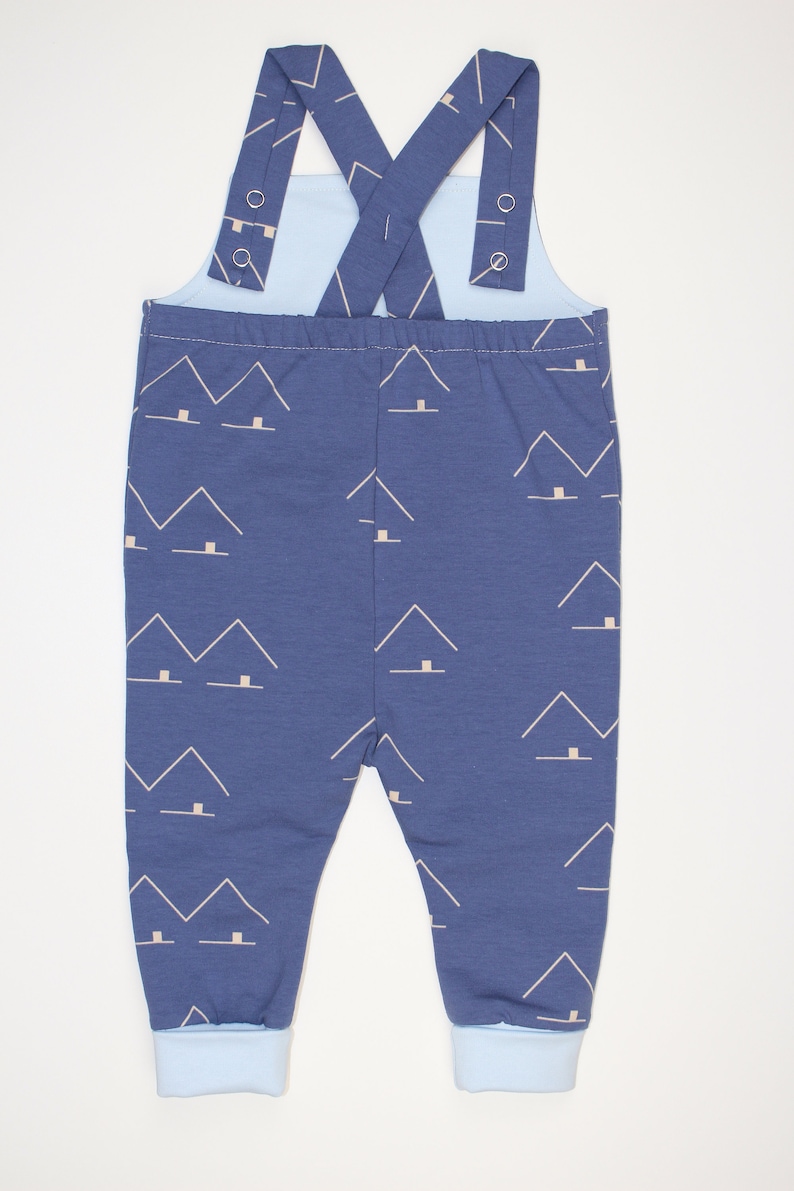 Sofortkauf, Latzhose Olofstorp, French Terry Latzhose mit kleinen graphischen Bergen, blaue Latzhose, smalandkids image 2