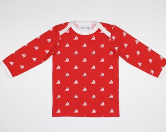 Sofortkauf, Langarmshirt "Tierp", Langarm Oberteil mit Schiffchen, rotes Shirt mit weißen Schiffen, smalandkids, smalandslängtan