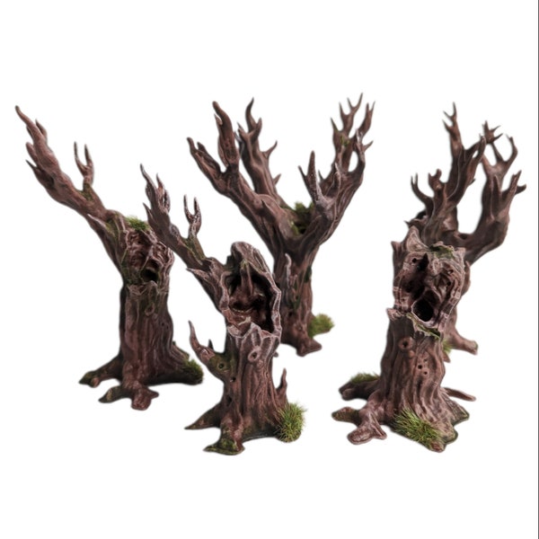 Beschadigde en rottende kale herfstbomen een serie fantasieminiaturen voor tafelspellen