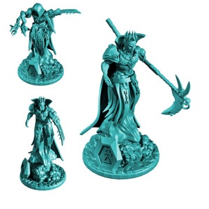 Może przedstawiać: Trzy turkusowe figurki miniaturowe postaci fantasy. Każda figurka stoi na okrągłej podstawie z sześciokątnym symbolem. Figurki są ubrane w szaty i trzymają broń.