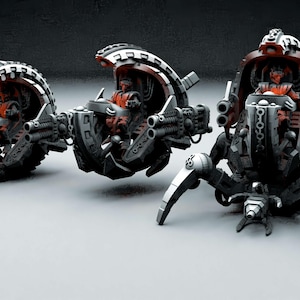 Könnte beinhalten: Drei futuristische, silberne und rote, mechanische Fahrzeuge mit komplizierten Details. Die Fahrzeuge haben Räder, Beine und ein Cockpit.