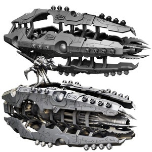 Op de afbeelding: Twee gedetailleerde, grijze, futuristische ruimteschipmodellen van metaal met ingewikkelde ontwerpen en open compartimenten. Het bovenste model heeft een klauwachtige aanhangsel en het onderste model heeft een lang, cilindrisch wapen.