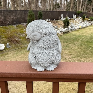 Estatua de pingüino bebé de hormigón: decoración para el jardín (26 cm de alto)