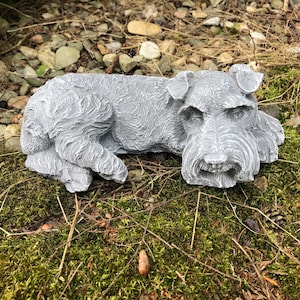 Estatua de hormigón de un schnauzer durmiente: decoración conmemorativa para el jardín