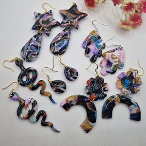 Pendientes colgantes de arcilla polimérica con placa de mármol. Bañados en oro y con acabado de resina para mayor brillo. Varios estilos. Elija en el menú desplegable.