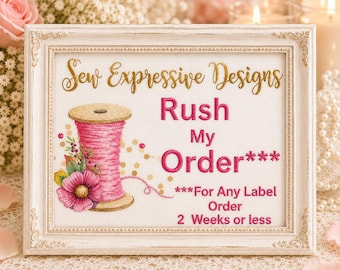 Könnte beinhalten: Ein weiß gerahmtes Schild mit goldenem Schreibschrifttext Sew Expressive Designs und rosa Text Rush My Order*** For Any Label Order 2 Weeks or less. Das Schild zeigt eine Illustration einer rosa Garnrolle mit einer Blume.