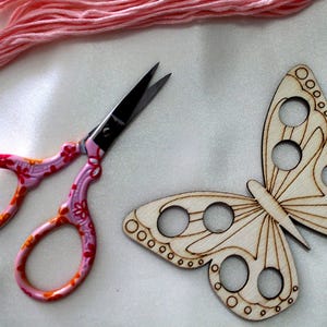 Scissor & Floss organizer 2 Pcs Set Small 3.5" floral Embroidery scissors 8 Floss Capacity Plywood thread Holder crochet knitting supplies