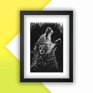 Puede incluir: Grabado en linóleo en blanco y negro de un lobo aullando a la luna. El lobo está representado en un estilo gráfico estilizado con una textura detallada.