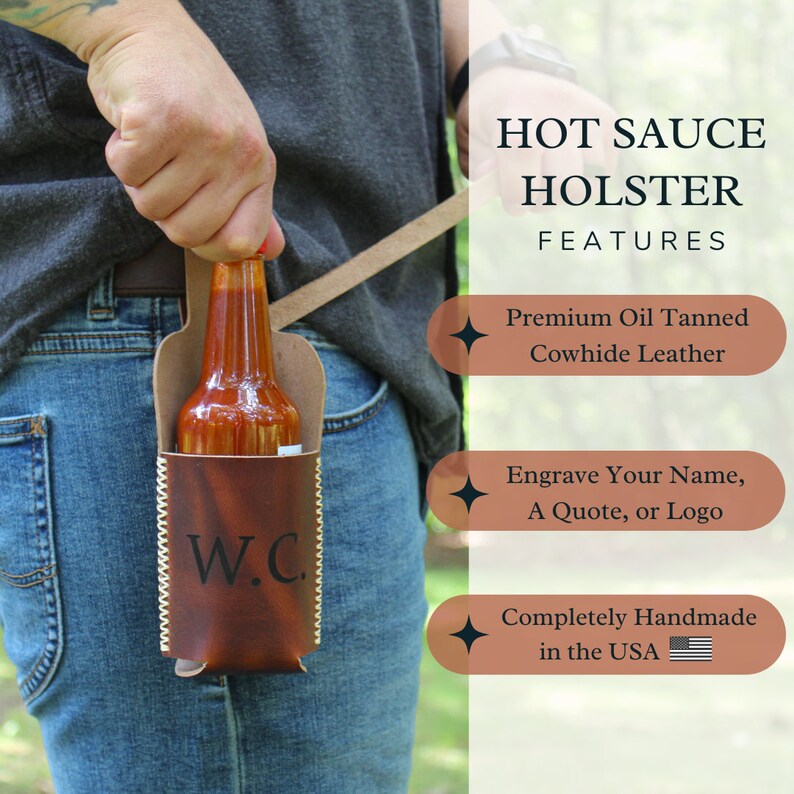 Peut inclure: Un &eacute;tui en cuir marron pour sauce piquante avec les initiales "W.C." grav&eacute;es sur le devant. L'&eacute;tui se porte &agrave; la ceinture et est con&ccedil;u pour contenir une bouteille de sauce piquante. L'&eacute;tui est fabriqu&eacute; &agrave; la main aux &Eacute;tats-Unis et est en cuir de vache tann&eacute; &agrave; l'huile de premi&egrave;re qualit&eacute;.