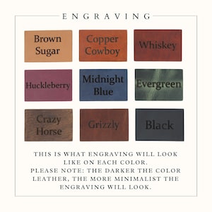 Peut inclure: Un tableau montrant &agrave; quoi ressemblera la gravure sur diff&eacute;rents cuirs de couleur. Les couleurs pr&eacute;sent&eacute;es sont Brown Sugar, Copper Cowboy, Whiskey, Huckleberry, Midnight Blue, Evergreen, Crazy Horse, Grizzly et Black. "Voici &agrave; quoi ressemblera la gravure sur chaque couleur. Veuillez noter : Plus la couleur du cuir est fonc&eacute;e, plus la gravure sera minimaliste."