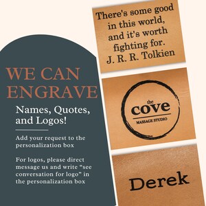 Peut inclure: Une enseigne en cuir marron avec le texte "WE CAN ENGRAVE Names, Quotes, and Logos!"  Ajoutez votre demande dans la bo&icirc;te de personnalisation. Pour les logos, veuillez nous envoyer un message direct et &eacute;crire "voir la conversation pour le logo" dans la bo&icirc;te de personnalisation.  Il y a du bien dans ce monde, et &ccedil;a vaut la peine de se battre. J.R.R. Tolkien.  L'enseigne montre &eacute;galement deux exemples de texte grav&eacute; : "the cove MASSAGE STUDIO" et "Derek".