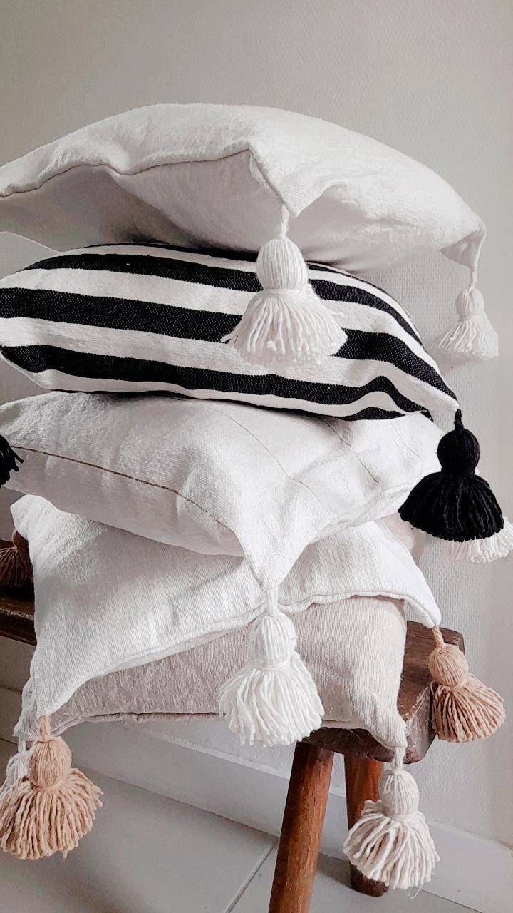 Housse de Coussin Marocain avec Pompon en Coton Tissée à La Main Par Des Tisserandes Marocain Berbèr