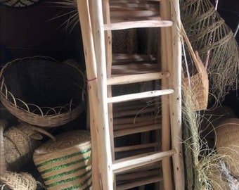 Echelle en bois massif d'eucalyptus, artisanat marocain, décoration d'interieur
