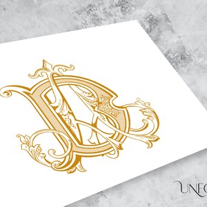 Puede incluir: Un monograma dorado con las letras "D" y "S" entrelazadas en un diseño decorativo y ornamentado. Las letras están rodeadas de florituras y volutas intrincadas.