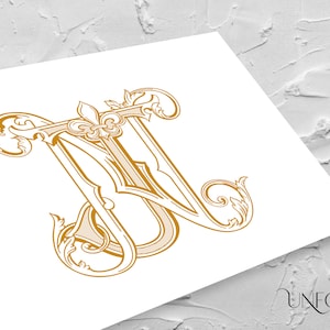 Może przedstawiać: Złoty monogram z literami "M" i "J" splecionymi ze sobą. Litery otoczone są ozdobnymi ozdobami i lilią.