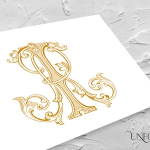Puede incluir: Un monograma dorado con la letra "R" en una fuente decorativa y adornada. La letra está rodeada de intrincados diseños florales.