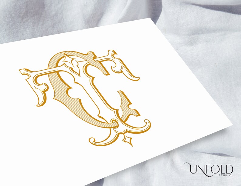 Puede incluir: Un dise&ntilde;o de monograma dorado con las letras "T" y "C" entrelazadas, sobre un fondo blanco. El dise&ntilde;o tiene adornos decorativos y est&aacute; sobre una superficie blanca texturizada. El logotipo de Unfold Studio est&aacute; en la esquina inferior derecha.