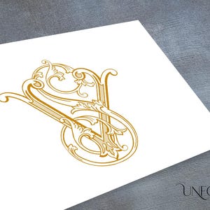Puede incluir: Un monograma dorado con las letras "V" y "S" entrelazadas en un diseño floral decorativo.