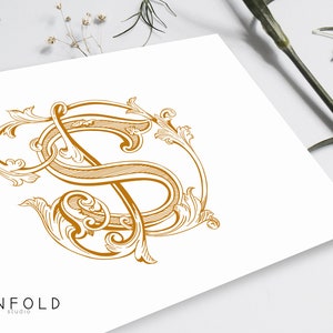 Könnte beinhalten: Ein goldfarbenes Monogramm mit dem Buchstaben "S" in einer dekorativen, verzierten Schriftart. Der Buchstabe ist von komplizierten floralen Designs umgeben.