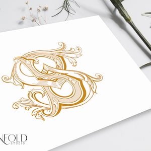 Può includere: Un monogramma dorato con le lettere "S" e "S" intrecciate, circondato da motivi floreali decorativi. Il monogramma è su uno sfondo bianco.