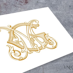 Puede incluir: Diseño de monograma dorado con detalles ornamentados y ondulados sobre un fondo blanco. Las letras están entrelazadas con adornos decorativos. El texto "UNFOLD MONOGRAMS" aparece en la esquina inferior derecha.