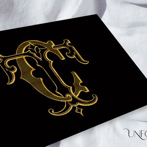 Puede incluir: Un dise&ntilde;o de monograma dorado sobre un fondo negro. Las letras entrelazadas, posiblemente "TC", son ornamentadas y estilizadas con adornos decorativos. El dise&ntilde;o est&aacute; sobre un fondo negro, con las palabras "UNFOLD STUDIO" en la esquina inferior derecha.