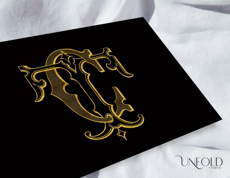 Puede incluir: Un dise&ntilde;o de monograma dorado sobre un fondo negro. Las letras entrelazadas, posiblemente "TC", son ornamentadas y estilizadas con adornos decorativos. El dise&ntilde;o est&aacute; sobre un fondo negro, con las palabras "UNFOLD STUDIO" en la esquina inferior derecha.