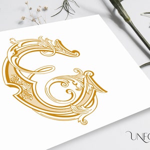 Peut inclure: Une lettre G décorative ornée de couleur or, avec des fioritures et des volutes complexes. La lettre est sur un fond blanc.