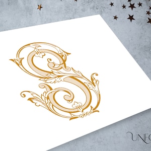Puede incluir: Una letra S decorativa adornada con un diseño floral, en oro.
