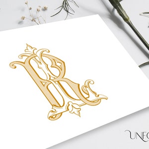 Może przedstawiać: Złoty monogram z literą "R" w ozdobnym, bogato zdobionym kroju pisma. Litera jest otoczona misternymi ozdobami i zwójami.