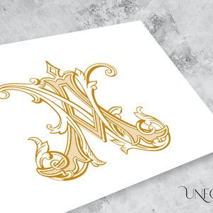 Op de afbeelding: Een sierlijke, decoratieve letter M in goud, met ingewikkelde versieringen en krulletjes.