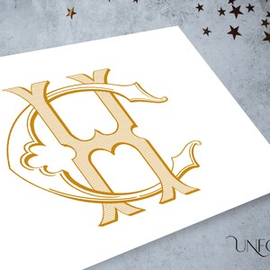 Puede incluir: Un monograma dorado con las letras "CH" entrelazadas en un estilo decorativo y ornamentado.