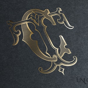 Puede incluir: Dise&ntilde;o de monograma dorado con las letras "TC" entrelazadas en un estilo ornamentado y vintage. Las letras est&aacute;n entrelazadas con adornos y l&iacute;neas decorativas, sobre un fondo texturizado gris oscuro. La palabra "UNFOLD STUDIO" est&aacute; en la parte inferior.