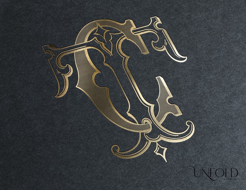Puede incluir: Dise&ntilde;o de monograma dorado con las letras "TC" entrelazadas en un estilo ornamentado y vintage. Las letras est&aacute;n entrelazadas con adornos y l&iacute;neas decorativas, sobre un fondo texturizado gris oscuro. La palabra "UNFOLD STUDIO" est&aacute; en la parte inferior.