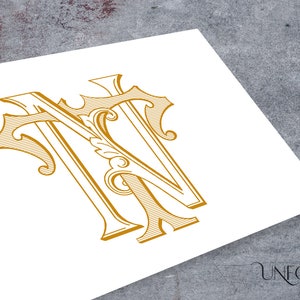 Puede incluir: Un diseño de monograma dorado con las letras entrelazadas "N" y "N" en un estilo vintage ornamentado. El diseño incluye adornos decorativos y está impreso sobre una superficie blanca. El texto "UNFOLD STUDIO" se muestra en la esquina inferior derecha.