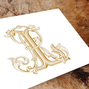 Może przedstawiać: Złota, ozdobna litera L z misternymi wzorami kwiatowymi.